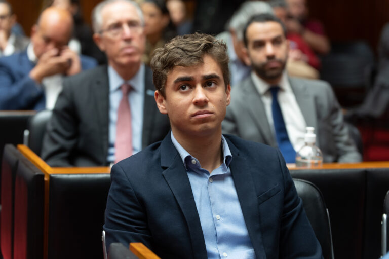 Nikolas Ferreira pode ser processado por incitar intervenção dos EUA no Brasil 