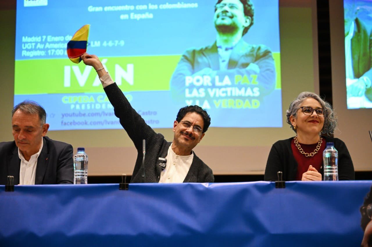 Iván Cepeda durante ato com a comunidade colombiana em Madri, na Espanha, em 7 de janeiro
