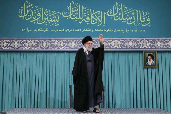 Ali Khamenei cumprimenta plateia durante celebração islâmica