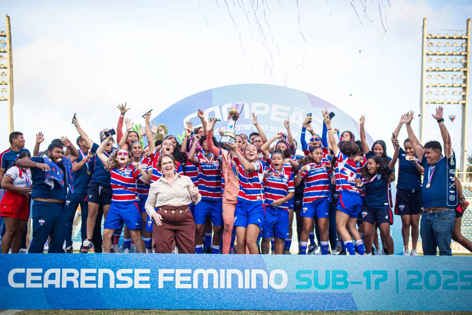 imagem do time feminino do fortaleza na vitória do título cearense