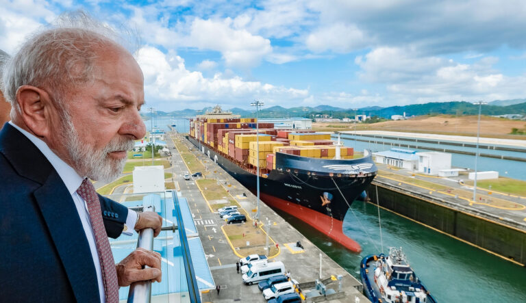 Lula defende neutralidade no Canal do Panamá e recebe condecoração do governo panamenho