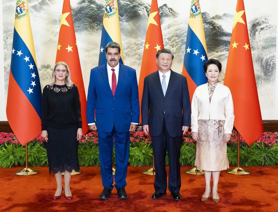 Presidente da China Xi Jinping e sua esposa Peng Liyuan posam para fotografia oficial com o presidente venezuelano Nicolás Maduro Moros e sua esposa Cilia Flores, durante encontro em Beijing que simboliza a aliança estratégica entre os dois países