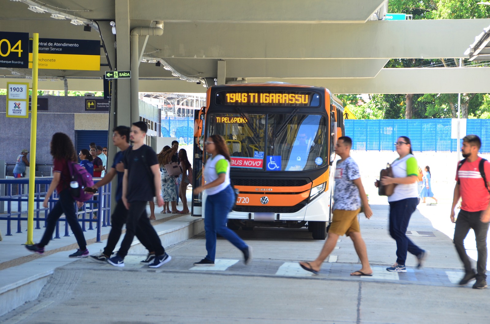 Ônibus circulando em terminal do Grande Recife