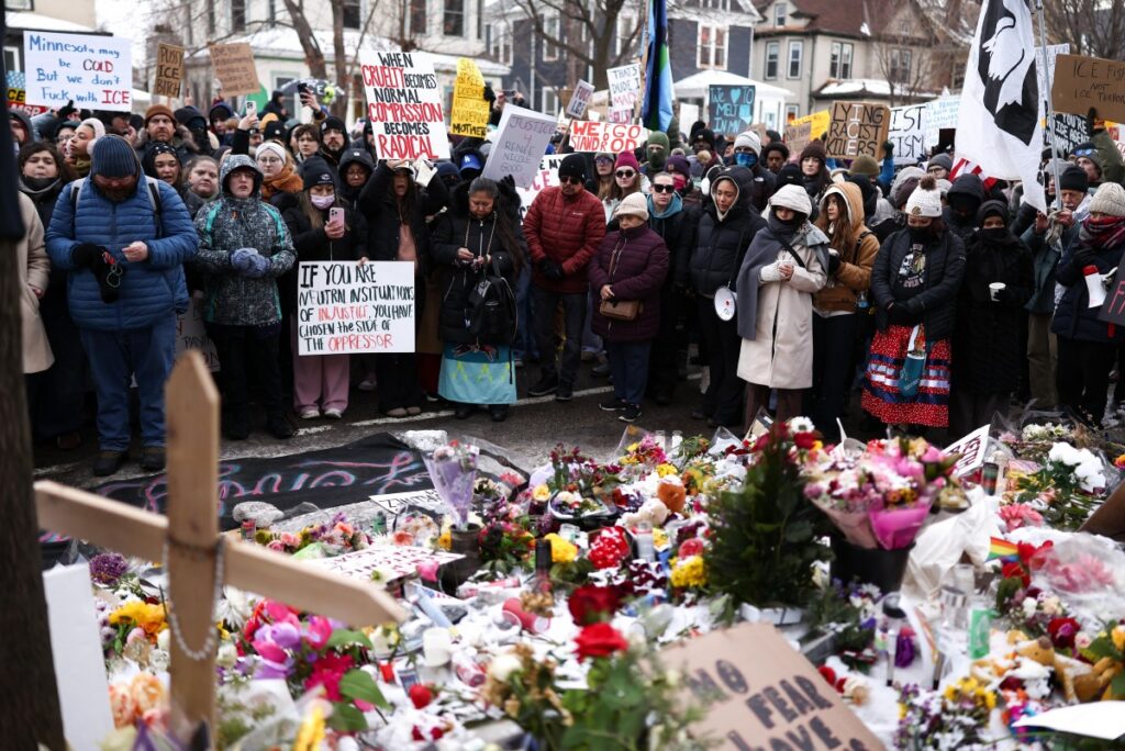 Moradores de Minneapolis se reúnem para protestar contra a política de imigração e prestar homenagem à Renne Good, morta no dia 7 de janeiro por agentes do departamento de imigração
