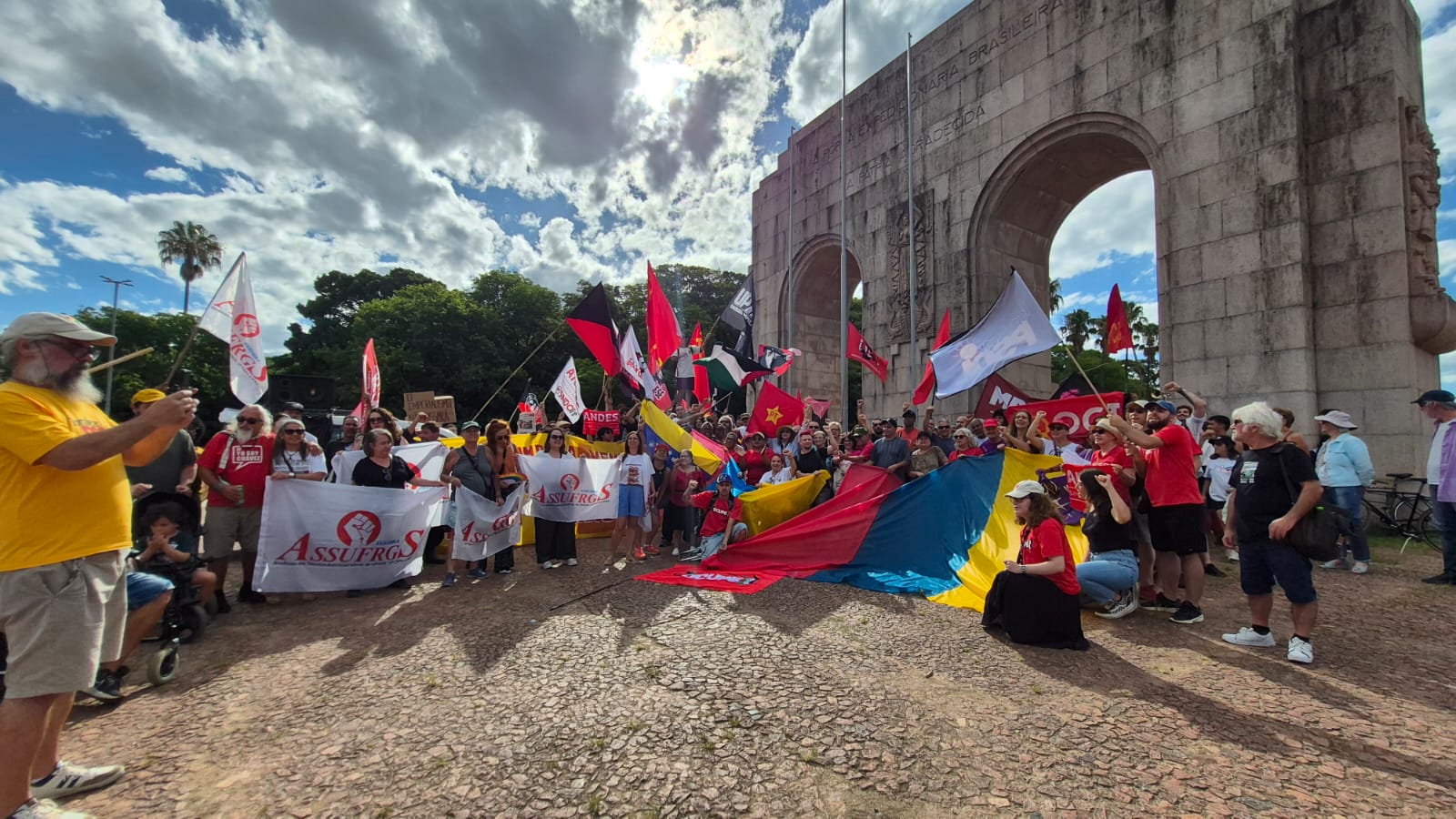A manifestação na Capital foi a primeira de uma série de atos que devem ocorrer ao longo da semana