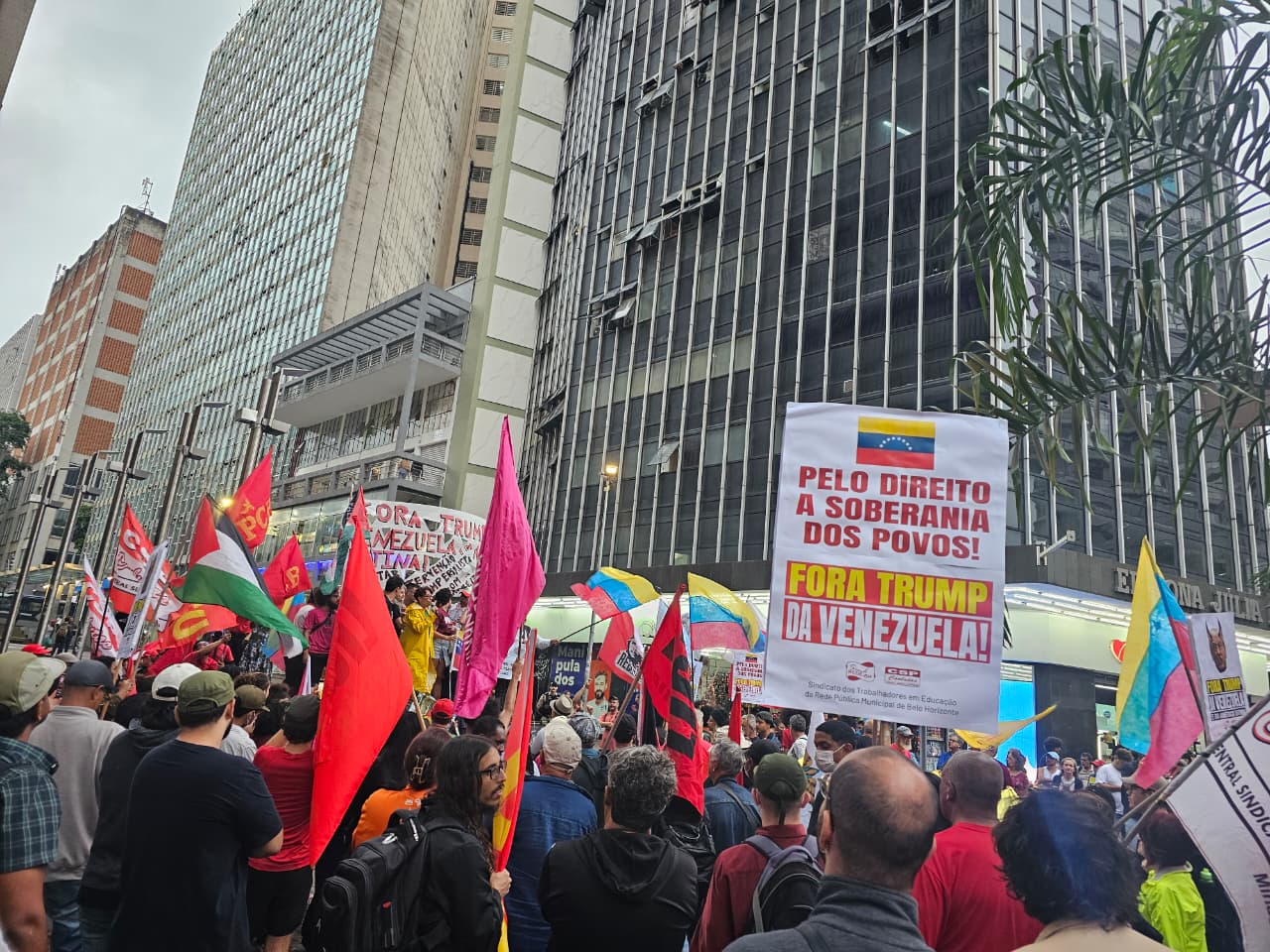 O protesto aconteceu nesta segunda-feira (5), na Praça Sete