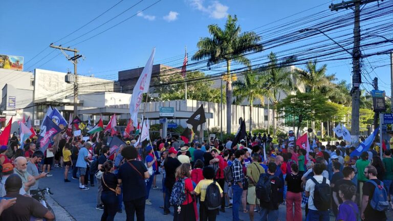 Manifestação em frente ao consulado dos EUA em Porto Alegre é reprimida pela Brigada Militar