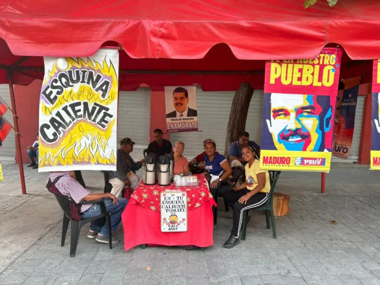 'Esquina Caliente' e atividades culturais: como base chavista se mobiliza em defesa de Maduro 