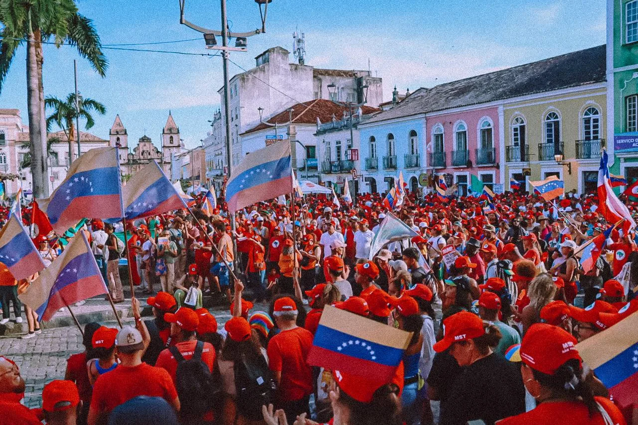 Militantes se reúnem no centro de Salvador em solidariedade à Venezuela