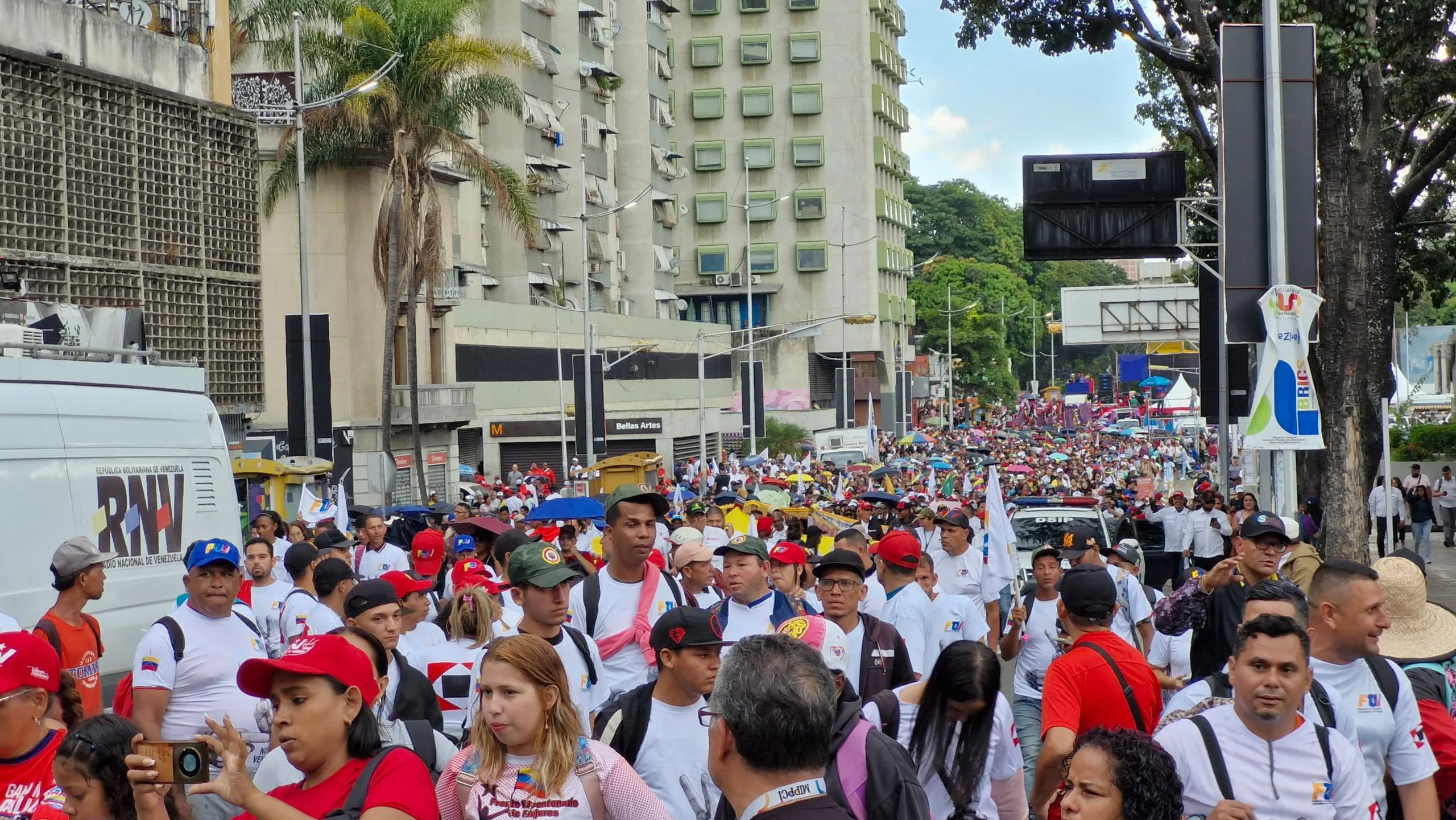 Milhares de venezuelanos marcharam em Caracas nesta sexta-feira (23) em defesa da libertação de Nicolás Maduro e Cilia Flores