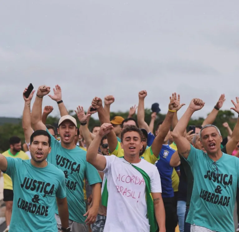 Caminhando e encenando, e enganando a nação: a marcha fake de Nikolas Ferreira