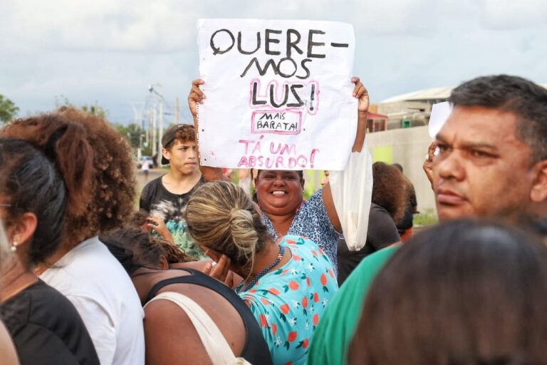 Moradores de Porto Alegre protestam contra aumento nas contas de luz e cobram a Equatorial