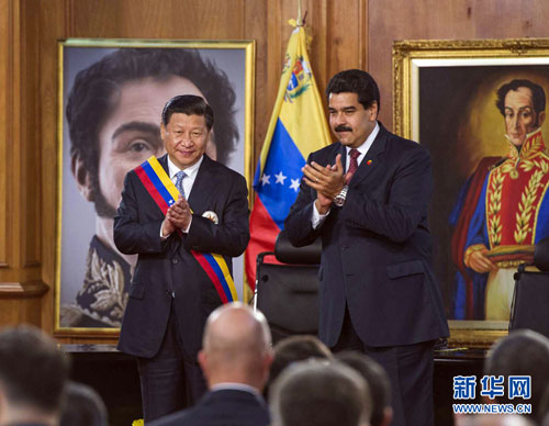 O presidente chinês Xi Jinping, à esquerda, aplaude seu homólogo venezuelano Nicolás Maduro no Palácio de Miraflores, Caracas, em 20 de julho de 2014. Pequim é um aliado estratégico da Revolução Bolivariana, com investimentos significativos na produção de petróleo e acordos de cooperação econômica bilaterais.