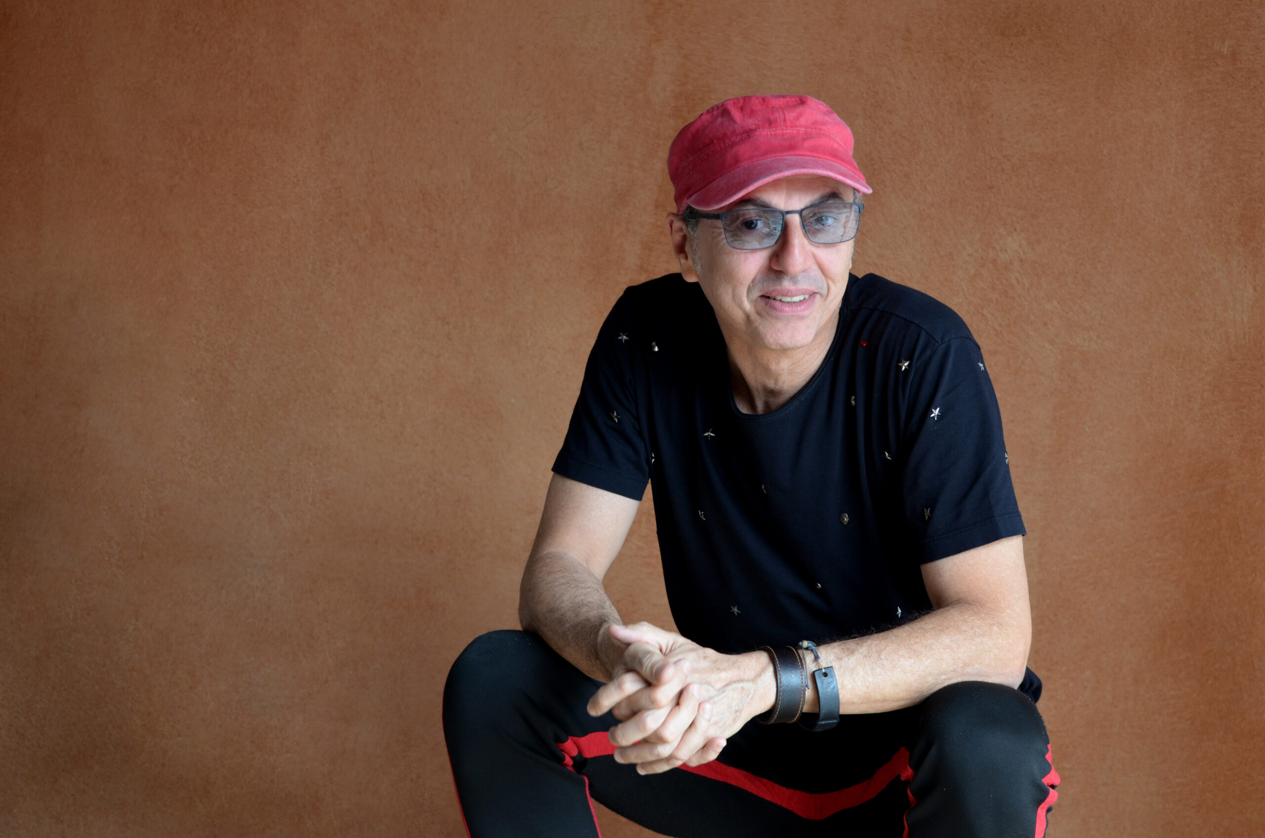 Zeca Baleiro leva aos palcos reflexões sobre arte, humor e o tempo em que vivemos.