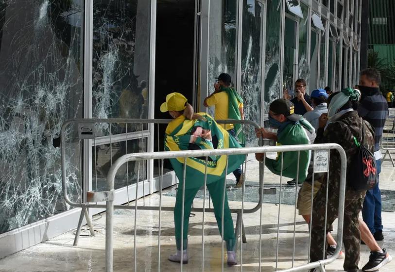 Em Brasília, ato deve formalizar o veto ao projeto da dosimetria das penas, que beneficiaria condenados pelos ataques e pela tentativa de golpe atribuída ao ex-presidente Jair Bolsonaro (PL).