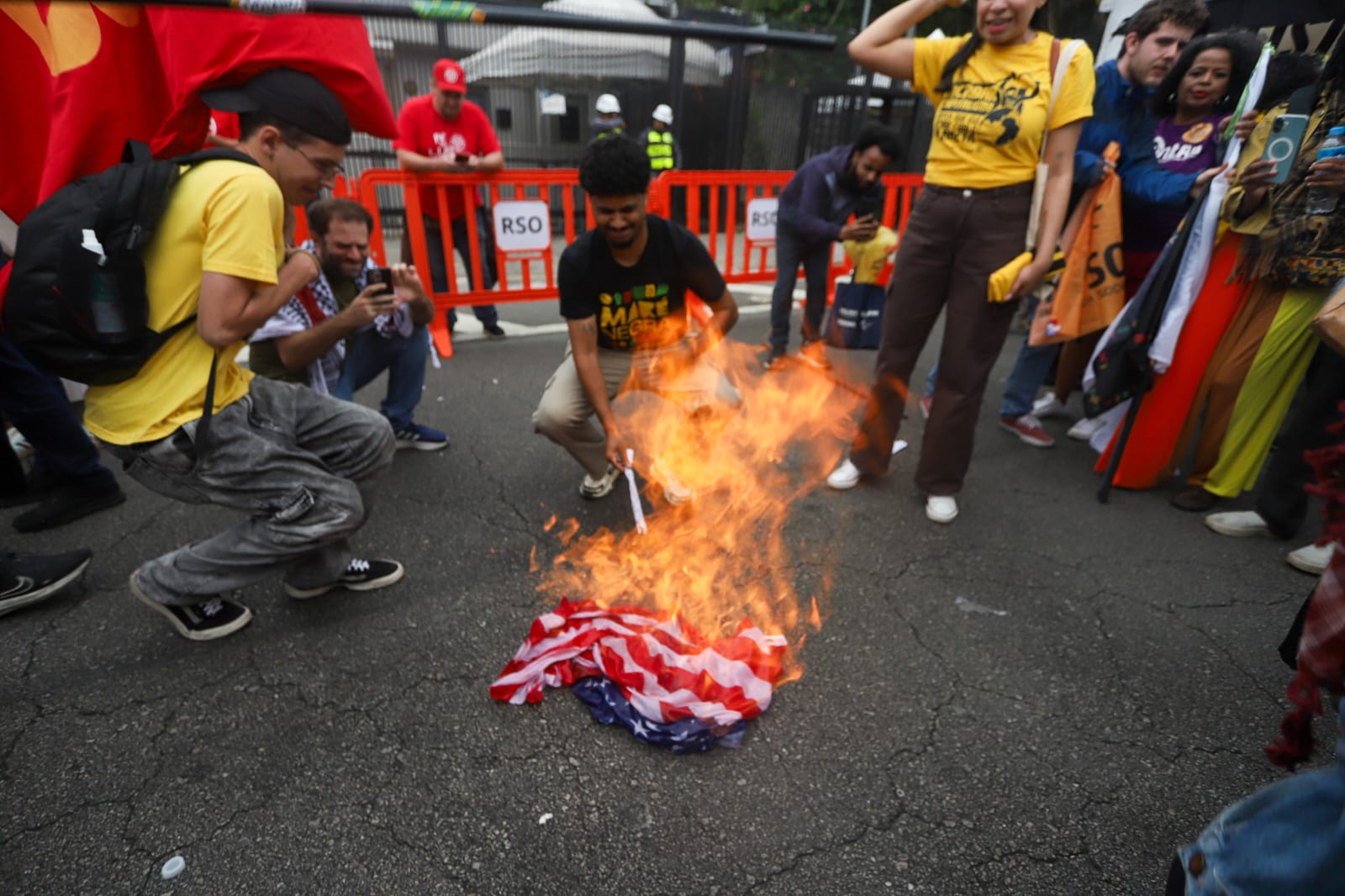 Manifestantes protestaram contra ataque dos EUA à Venezuela, em SP.