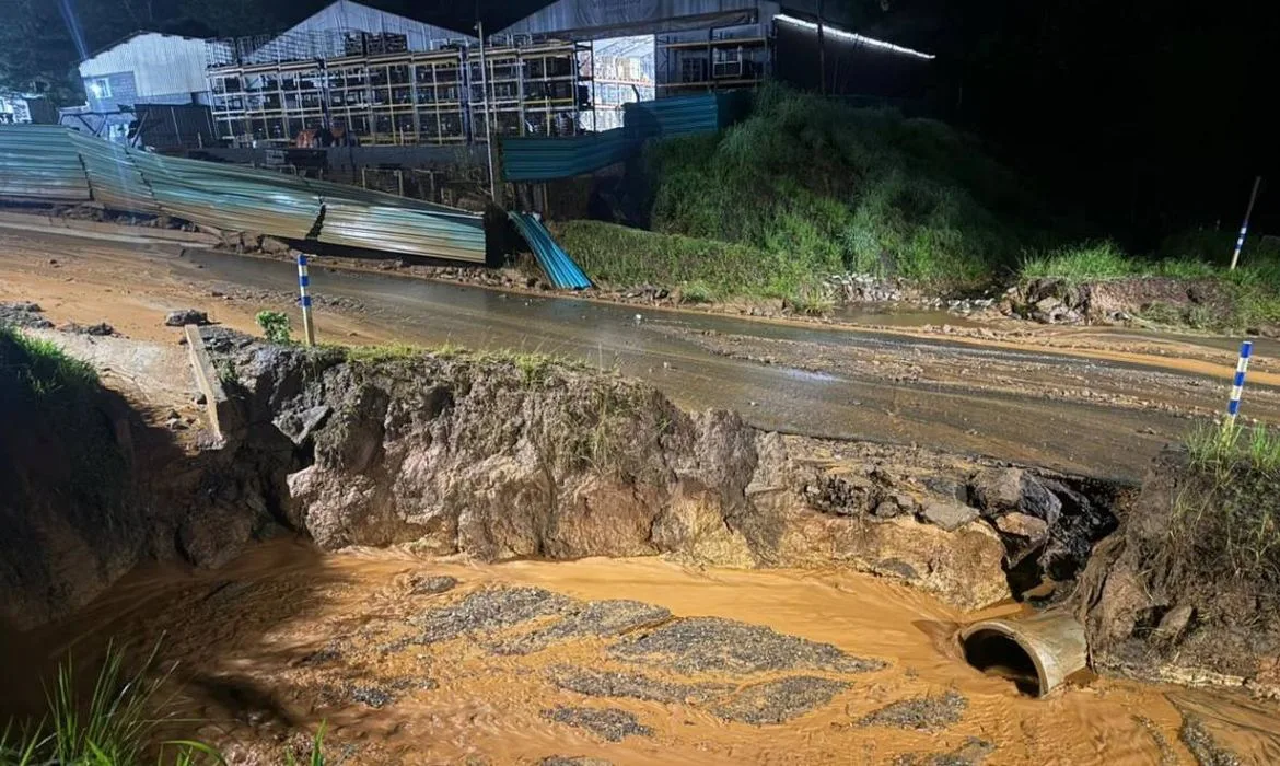 Os incidentes causaram o derramamento de mais de 200 metros cúbicos de lama
