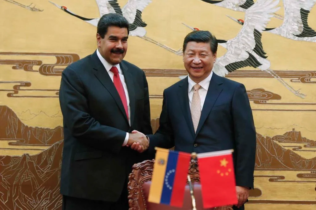 Desde o governo de Hugo Chávez, a Venezuela bolivariana construiu uma parceria estratégica com a China do Partido Comunista, baseada em investimentos bilionários em petróleo e cooperação econômica de longo prazo.