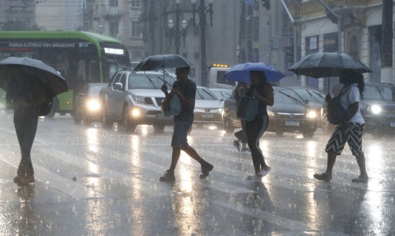 Fortes chuvas em SP deixam mais de 50 mil casas sem energia e dezenas de pontos de alagamento