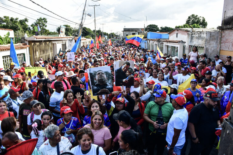 Comunas assumem defesa popular da Venezuela depois dos ataques e mantêm produção do país