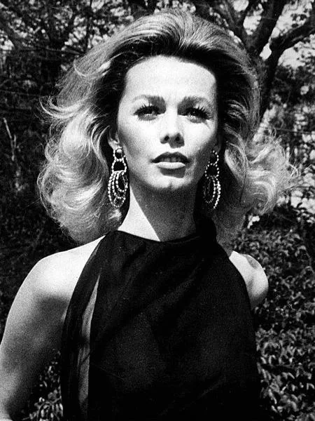 Ângela Diniz assassinada em 1976 por Doca Street, na Praia dos Ossos (RJ).