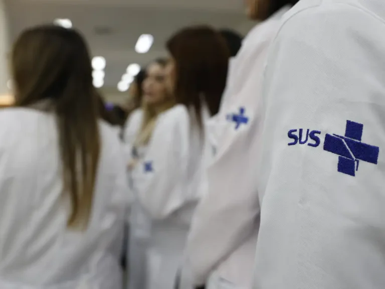 Democratização do ensino da Medicina passa por cotas, Prouni e Fies, defende sindicato