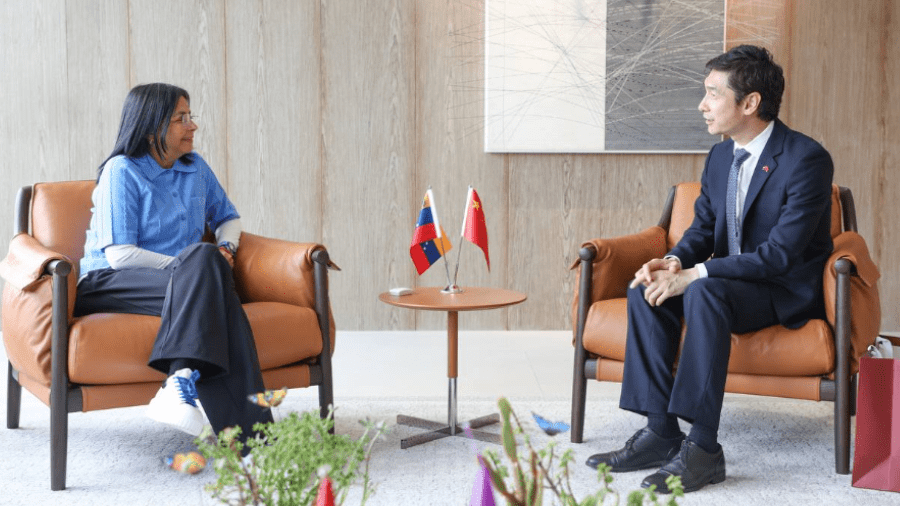 As relações entre a Venezuela e a China remontam à intensificação estratégica promovida desde o governo de Hugo Chávez, que buscou em Pequim um parceiro diplomático e econômico capaz de fortalecer a soberania venezuelana frente às ameaças estadunidenses