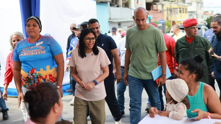 Presidente em exercício da Venezuela, Delcy Rodríguez, participa de jornada da Assistência Social em Catia La Mar, área bombardeada pelo ataque dos EUA em 3 de janeiro