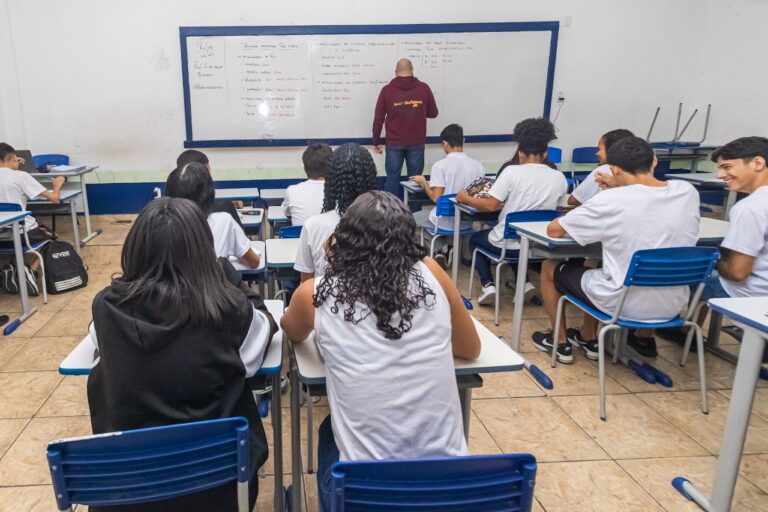 Salário de profissionais da educação do RJ está abaixo do salário mínimo