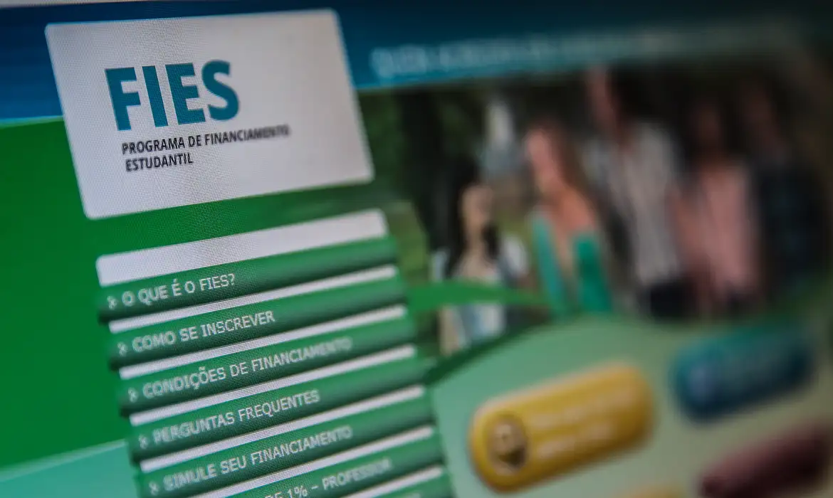 O Fundo de Financiamento Estudantil (Fies) financia a graduação de estudantes matriculados em cursos presenciais não gratuitos e com avaliação positiva no MEC