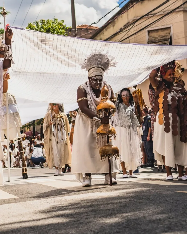 Ilú Obá De Min homenageia sacerdotisa africana no carnaval de São Paulo