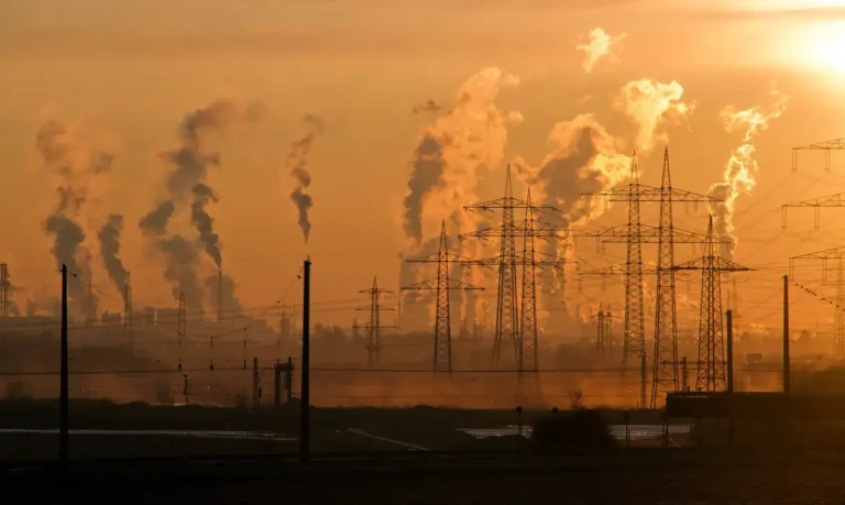 Emissões de CO₂ de super-ricos ilustram desigualdade global, destaca geógrafo