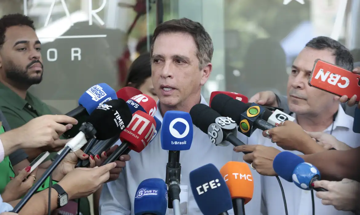 O cardiologista Brasil Caiado e o cirurgião Claudio Birolini durante entrevista coletiva para falar sobre situação médica do ex-presidente Jair Bolsonaro, que está internado após fazer cirurgia. Foto: Bruno Peres/Agência Brasil© Bruno Peres/Agência Brasil Versão em áudio