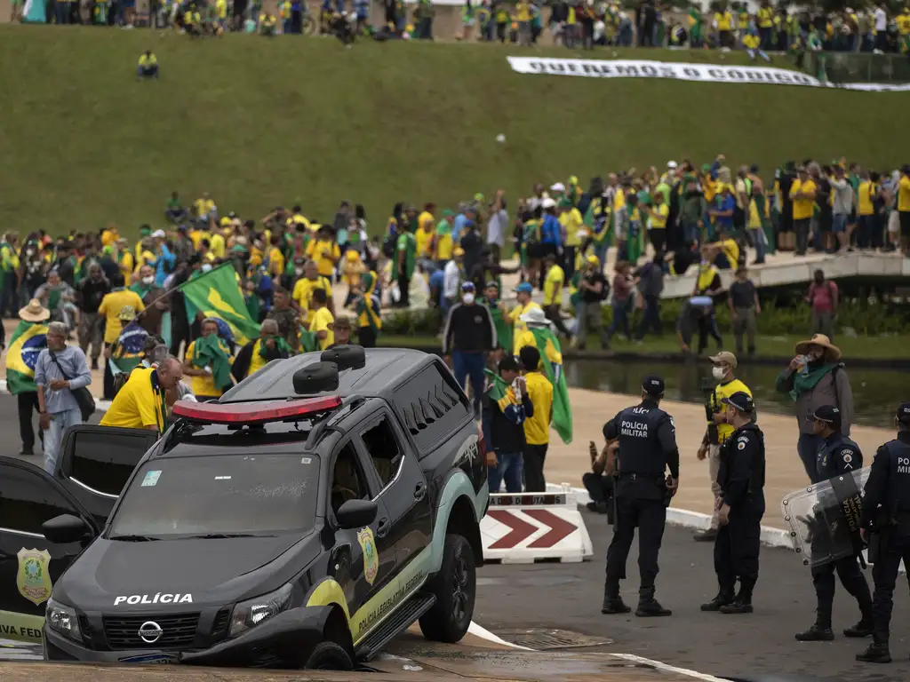 olpistas invadem prédios públicos na praça dos Três Poderes.