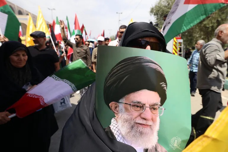 No cartaz, o aiatolá Ali Khamenei, líder do Irã