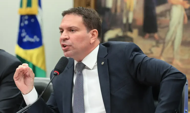 Governo brasileiro entrega pedido de extradição de Ramagem aos EUA
