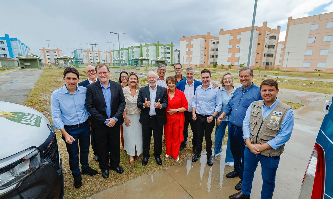 Lula entrega projeto para cooperativas habitacionais no Rio Grande do Sul