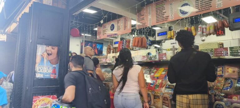 ‘Vida normal’: mercados venezuelanos não sofrem com desabastecimento mesmo após ataques dos EUA