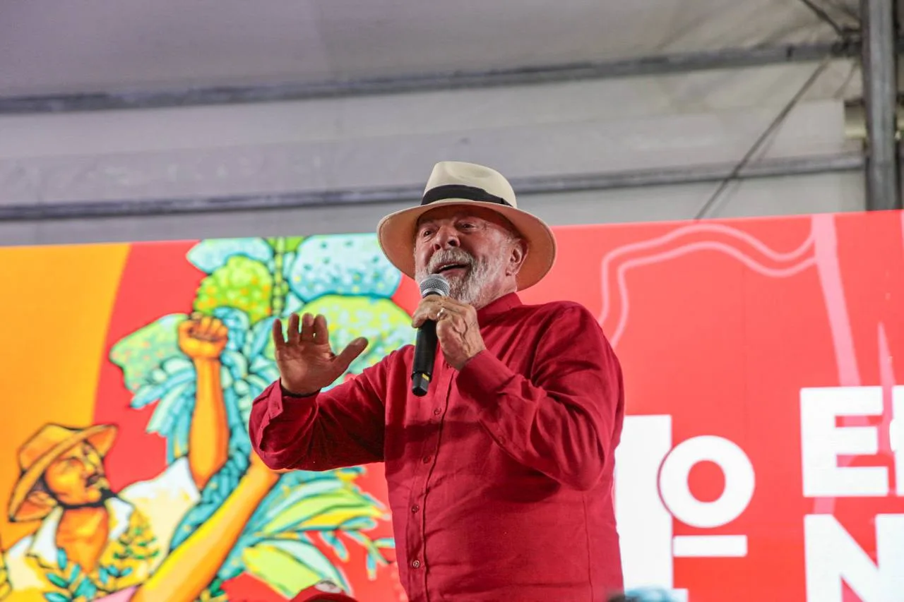 Presidente Lula em cerimônia de encerramento do encontro nacional do MST, em Salvador (BA).
