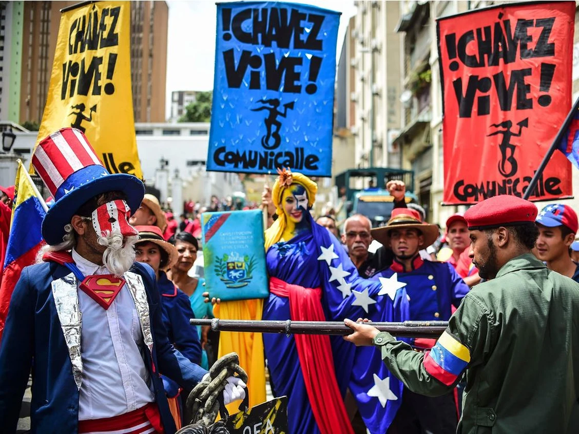 Manifestações em várias partes do mundo têm acontecido em apoio à Revolução Bolivariana e para tentar conter a ambição colonial dos EUA na América Latina. Ativistas pró-governo representando um revolucionário bolivariano venezuelano e o Tio Sam dos Estados Unidos se apresentam durante uma manifestação em apoio ao presidente Nicolás Maduro, em Caracas, em 14 de agosto de 2017