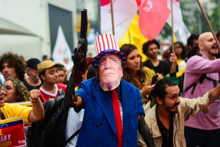 Não é igual ser palhaço nem louco, que fascista