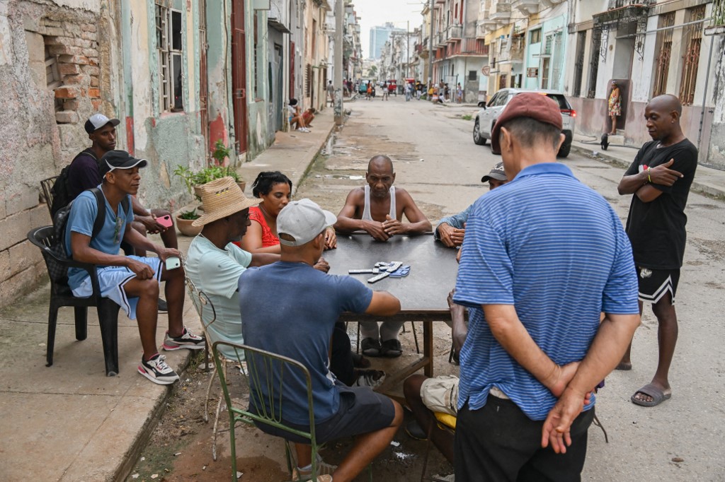 Cubanos jogam dominó numa rua em Havana em 7 de janeiro de 2026.