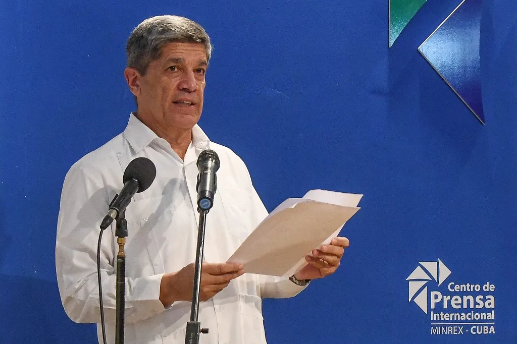O vice-ministro das Relações Exteriores de Cuba, Carlos Fernandez de Cossio, faz uma declaração sobre o incidente envolvendo um barco dos Estados Unidos durante uma coletiva de imprensa no centro de imprensa internacional do Ministério das Relações Exteriores de Cuba, em Havana, em 26 de fevereiro de 2026.