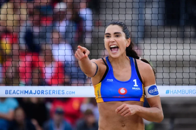 Carol Solberg, do vôlei de praia, é punida por celebrar a prisão de Bolsonaro em mundial