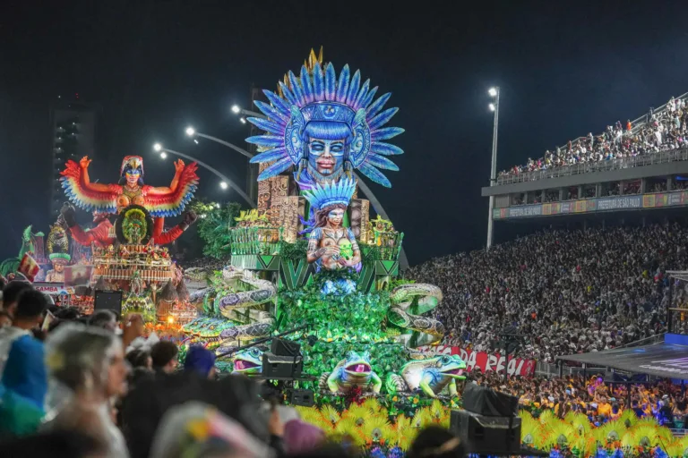 Enredos sociais e diversidade marcam desfile das campeãs no carnaval de São Paulo