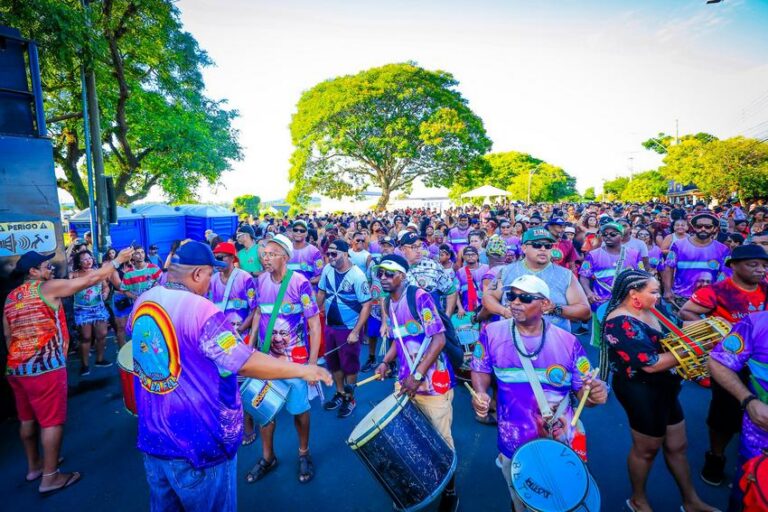 Blocos de rua espalham Carnaval por bairros e orla de Porto Alegre