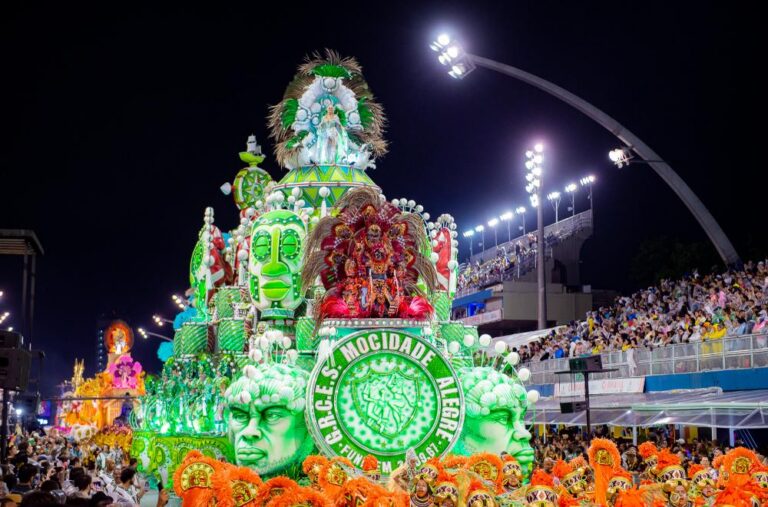 Confira o samba-enredo das escolas de samba que desfilarão em São Paulo 