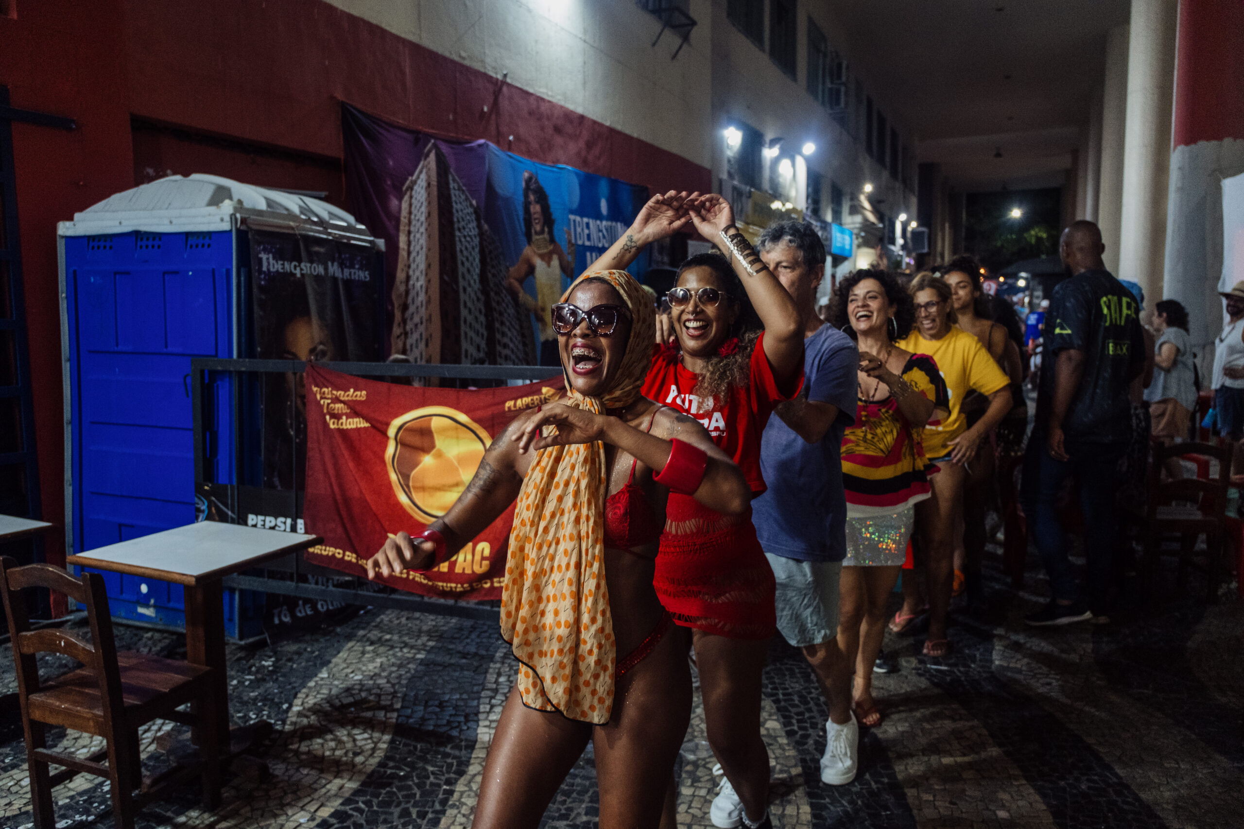 Renatinha Bronze, do coletivo Tô na Rua, seguida da ativista Naara Maritza, encerra o evento com uma performance na calçada do Balança Mas Não Cai, no antigo território do Mangue.