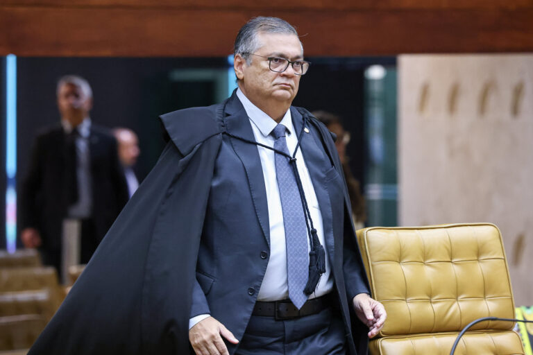 Dino mira supersalários e quer o fim do ‘império dos penduricalhos’; entenda