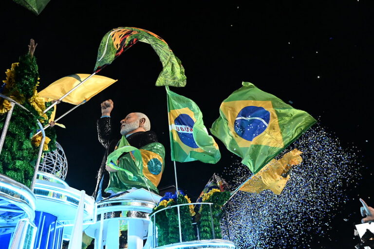 Acadêmicos de Niterói homenageia Lula e leva 'Bozo preso' e Temer 'roubando' faixa para avenida